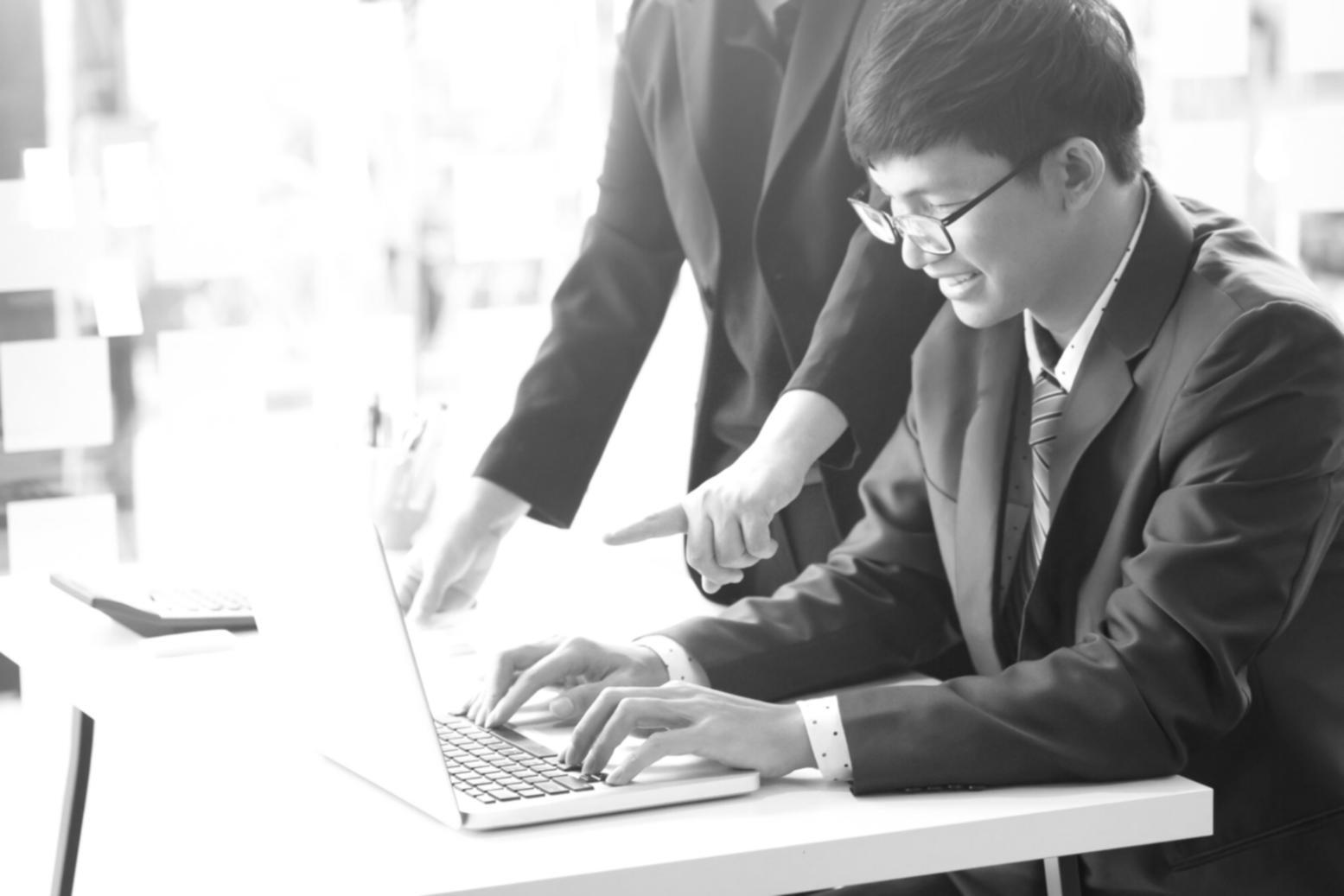 Équipe d'analystes financiers au travail